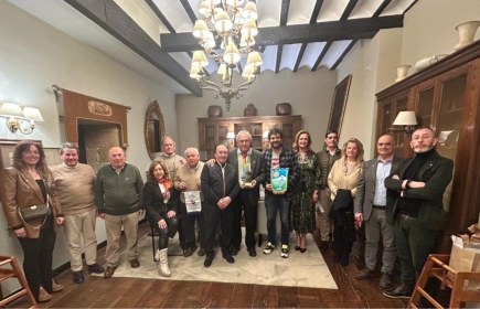 En la fotografía, con un grupo de rotarios de Torrelavega, el club más occidental del distrito.